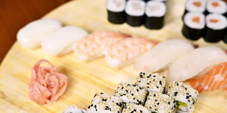 24 až 41 kousků sushi, 8 taštiček Gun mandu a wakame polévka pro dva