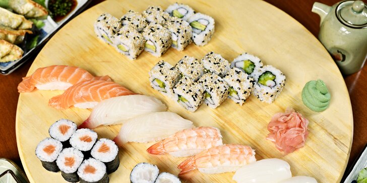 Až 52 ks sushi s rybami i zeleninou, taštičky plněné masem a zeleninou i wakame polévky