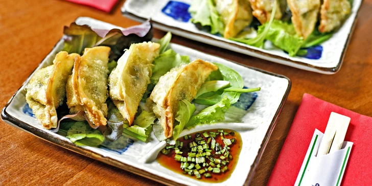 Až 64 ks sushi s rybami i zeleninou, taštičky plněné masem a zeleninou i wakame polévky