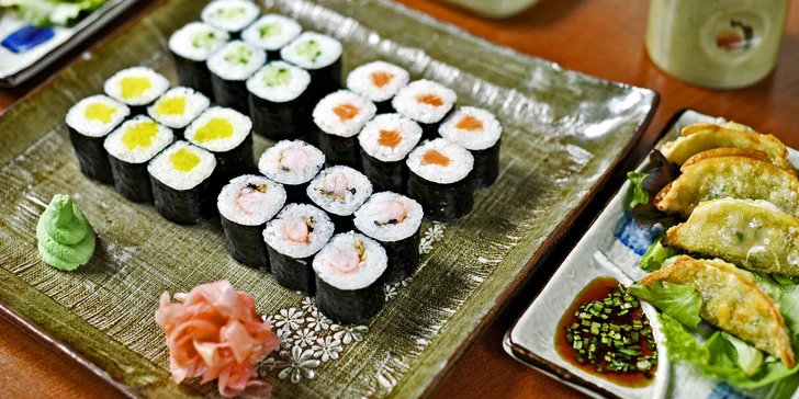 Až 64 ks sushi s rybami i zeleninou, taštičky plněné masem a zeleninou i wakame polévky