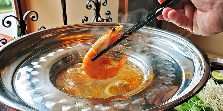 Uvařte si na stole: asijský hotpot s masem i mořskými plody až pro 8 os.