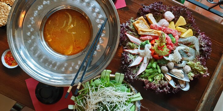 Uvařte si na stole: asijský hotpot s masem i mořskými plody až pro 8 os.