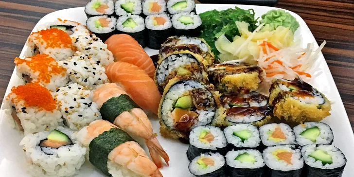 Pochutnejte si na rolovaných dobrotách: 34 ks sushi s lososem i avokádem