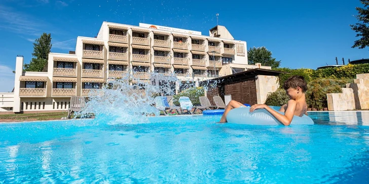 Rodinný hotel pri Balatone: wellness, moderné izby s terasou aj letný pobyt so vstupom na pláž