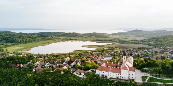 Malebné městečko Tihany je jedním z nejnavštěvovanějších míst v Maďarsku, známé také díky levanduli a architektuře (cca 35 km).