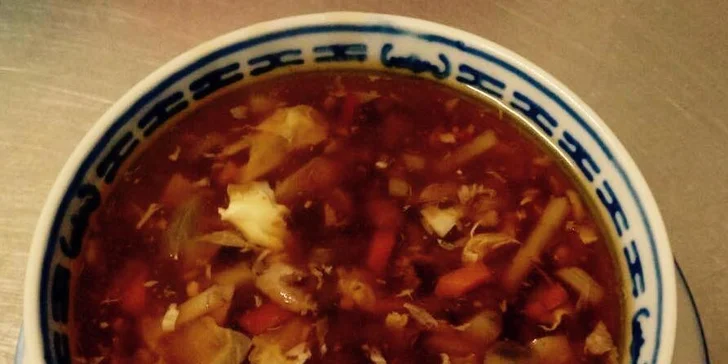 Pestré asijské menu pro 1–4 osoby: závitky, salát, kung-pao i smažené ovoce