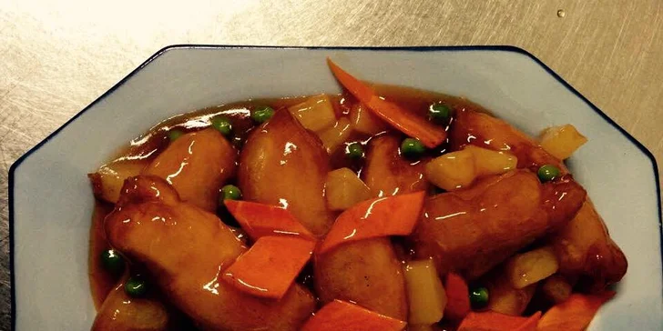 Pestré asijské menu pro 1–4 osoby: závitky, salát, kung-pao i smažené ovoce