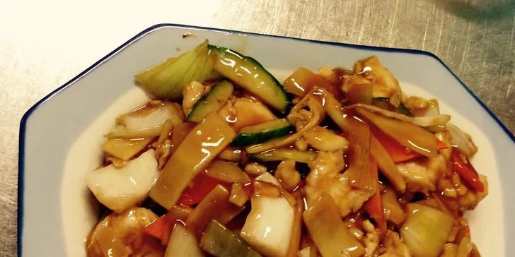 Pestré asijské menu pro 1–4 osoby: závitky, salát, kung-pao i smažené ovoce