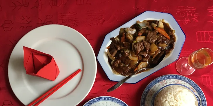 Pestré asijské menu pro 1–4 osoby: závitky, salát, kung-pao i smažené ovoce