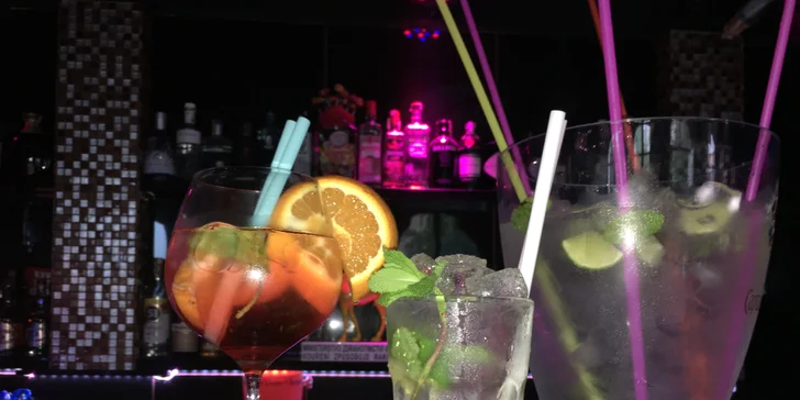 Dva letní koktejly nebo XXL kýbl plný oblíbených drinků
