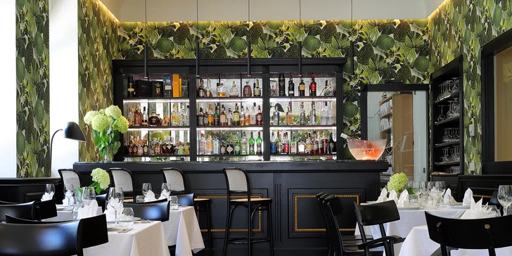 Součástí voucheru je také snídaně v hotelové restauraci s útulnou romantickou zahrádkou.