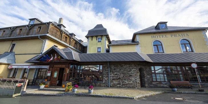 Hotel je na skvělém místě mezi Klínovcem a Špičákem.