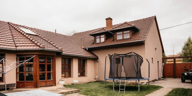 K penziónu patrí veľká záhrada, kde je posedenie, krb, stolný tenis aj trampolína pre deti.
