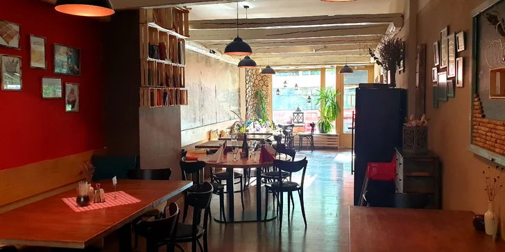 Pečená kachna se špekovými knedlíky a zelím v restauraci La Bastille