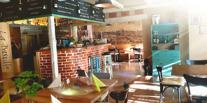 Pečená kachna se špekovými knedlíky a zelím v restauraci La Bastille
