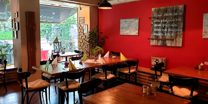 Pečená kachna se špekovými knedlíky a zelím v restauraci La Bastille