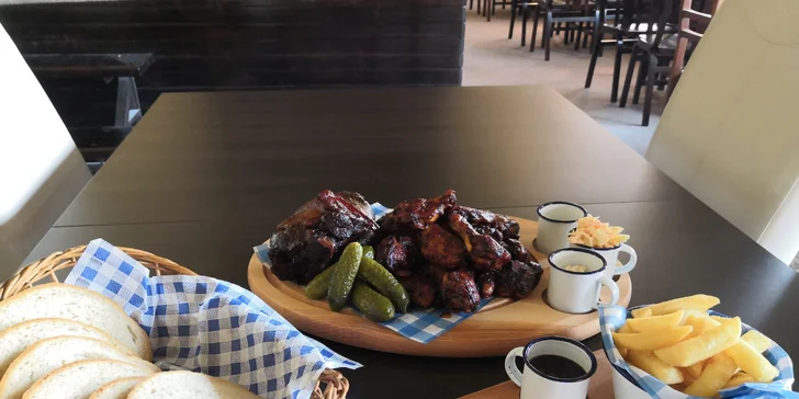 1 kg zauzeného vepřového kolene i buffalo wings křidýlek a spousta příloh