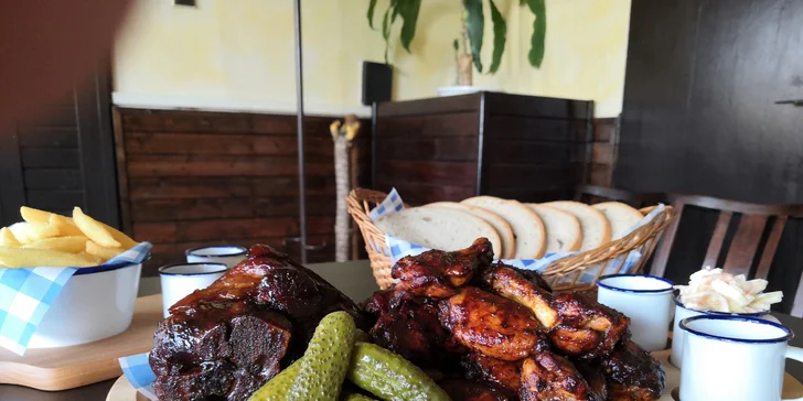 1 kg zauzeného vepřového kolene i buffalo wings křidýlek a spousta příloh