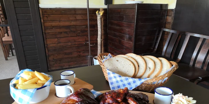 1 kg zauzeného vepřového kolene i buffalo wings křidýlek a spousta příloh