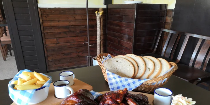 1 kg zauzeného vepřového kolene i buffalo wings křidýlek a spousta příloh