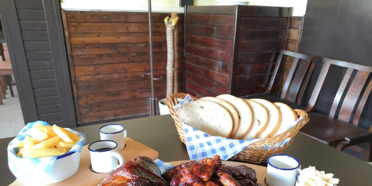 1 kg zauzeného vepřového kolene i buffalo wings křidýlek a spousta příloh