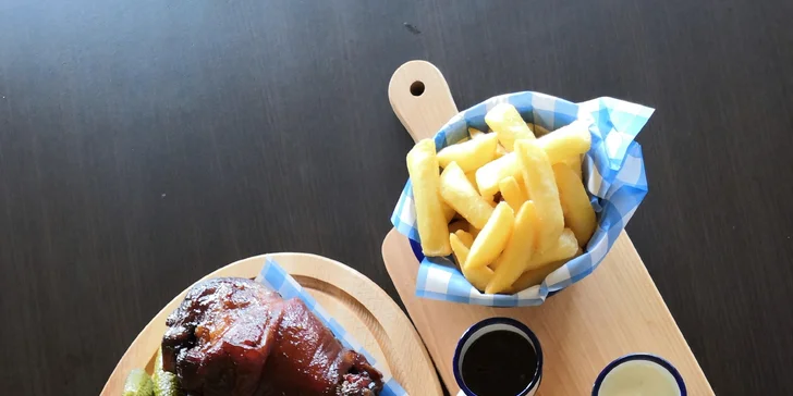 1 kg zauzeného vepřového kolene i buffalo wings křidýlek a spousta příloh