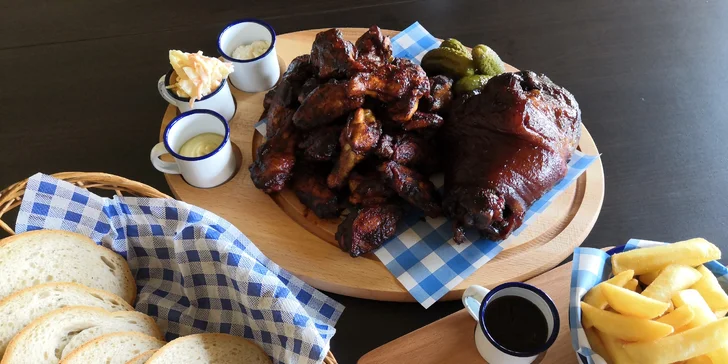 1 kg zauzeného vepřového kolene i buffalo wings křidýlek a spousta příloh