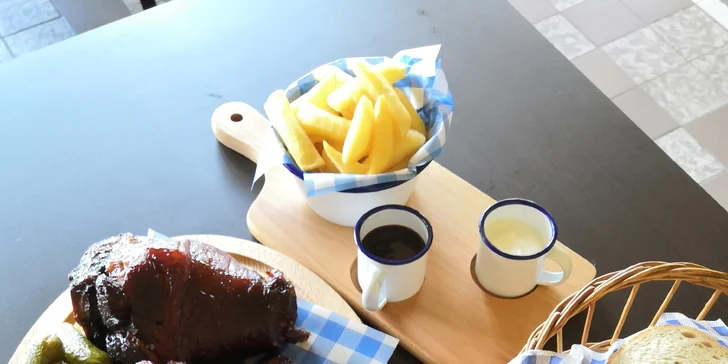 1 kg zauzeného vepřového kolene i buffalo wings křidýlek a spousta příloh