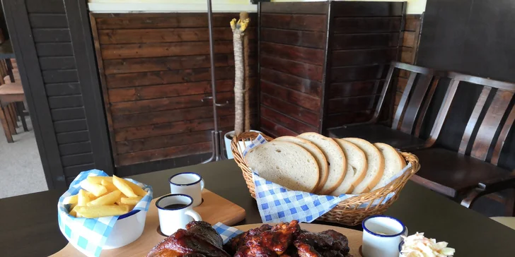 1 kg zauzeného vepřového kolene i buffalo wings křidýlek a spousta příloh