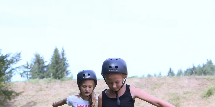 Zahopsejte si: klokaní boty nebo pogo skákací tyč na 30, 60 nebo 90 min.