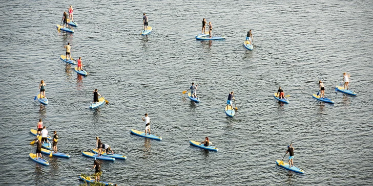 Vyrazte na vodu: zapůjčení paddleboardu na 60 min. pro 1 osobu