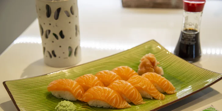 Sushi sety s 8–24 rolkami: kousky lososem, tuňákem i vege