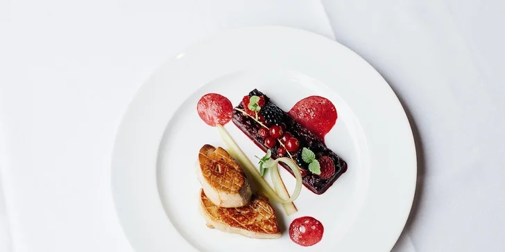 V elegantní hotelové restauraci si každý den pochutnáte na snídani a večeři. 