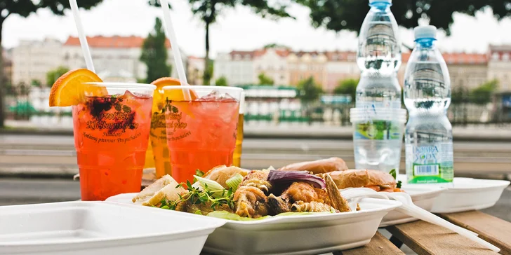 Piknik na náplavce: medová kuřecí křídla nebo bagely s pivem či aperolem