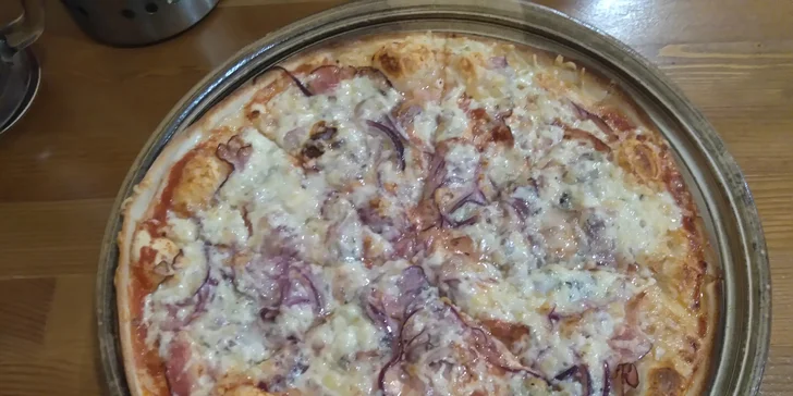 Dvě křupavé pizzy o průměru 32 cm na odnos s sebou a limonáda