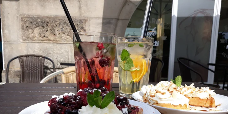 Káva nebo limonáda a sladké wafle podle výběru i s kopečkem zmrzliny
