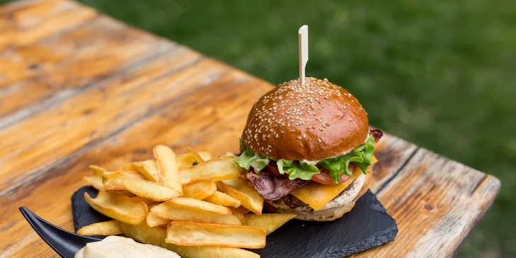 Originál hovädzí burger má v sebe všetko, čo by mal mať správny burger - poctivý kus mletého hovädzieho, cheddar a grilovanú slaninku