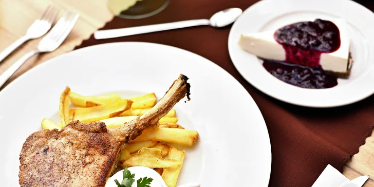 K 300gramové kotletě dostanete fritované brambory a tatarku.