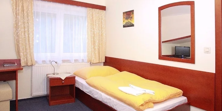 V moderných hotelových izbách kategórie LUX je samozrejmosťou TV, rádio, minibar, sociálne zariadenie so sprchovacím kútom.