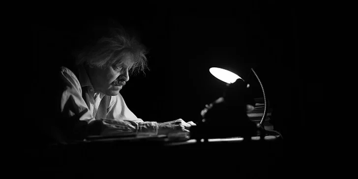 Vstupenka na představení Relativita v divadle v Řeznické: Miroslav Táborský jako Albert Einstein