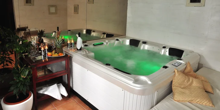 Privátní relax ve vířivce až pro 4 osoby s láhví prosecca nebo bez