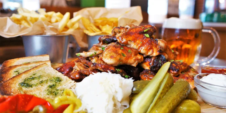 10, 20 nebo 30 pečených BBQ křidýlek, zelenina a příloha i dip podle výběru