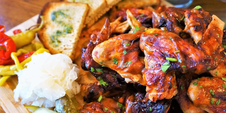 10, 20 nebo 30 pečených BBQ křidýlek, zelenina a příloha i dip podle výběru