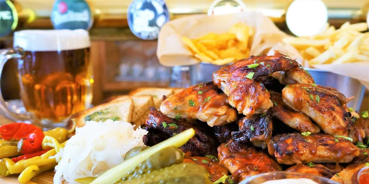 10, 20 nebo 30 pečených BBQ křidýlek, zelenina a příloha i dip podle výběru