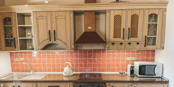 Kuchyň ve studiovém apartmánu
