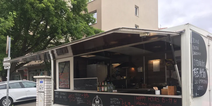 Burgerové menu s hranolky a domácí limonáda ve foodtrucku blízko Synkáče
