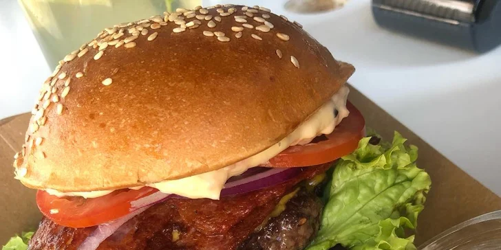 Burgerové menu s hranolky a domácí limonáda ve foodtrucku blízko Synkáče