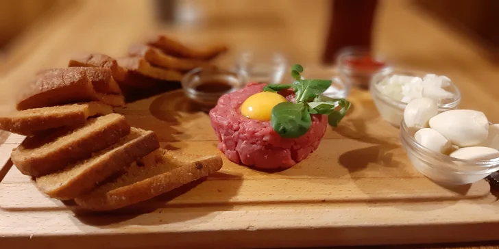 300g nemíchaný tatarák z pravé svíčkové, 10 topinek a irské pivo Kilkenny