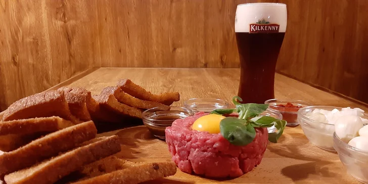 300g nemíchaný tatarák z pravé svíčkové, 10 topinek a irské pivo Kilkenny