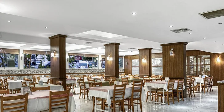 Snídaně, obědy i večeře se podávají formou pestrého bufetu v hlavní hotelové restauraci, připravena je i pozdní snídaně. 